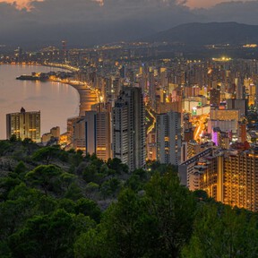 Benidorm, una ciudad dividida entre británicos y españoles, que según Daily Mail, "los evitan como una plaga"