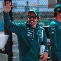 Fernando Alonso estuvo a punto de pilotar un Mercedes. Pero no uno de Fórmula 1, sino el Papamóvil