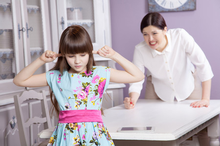 Cinco cosas que se te pueden escapar con facilidad, pero debes evitar decirle a tu hijos