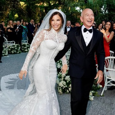 Drama en la boda del año: un vestido desaparecido, otro en llamas y Bezos flotando en el Gran Canal aferrado a una caja de Amazon