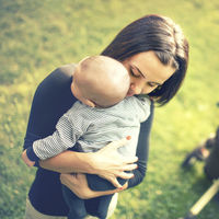 Según la ciencia, abrazar a tu bebé no sólo tiene numerosos beneficios para él, sino también para ti