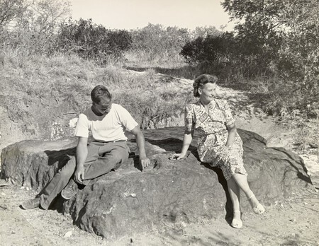 Ora Scheel (à direita), que adquiriu o local e conseguiu sua declaração como monumento nacional, fotografada com um visitante ao lado do meteorito Hoba em 1952.