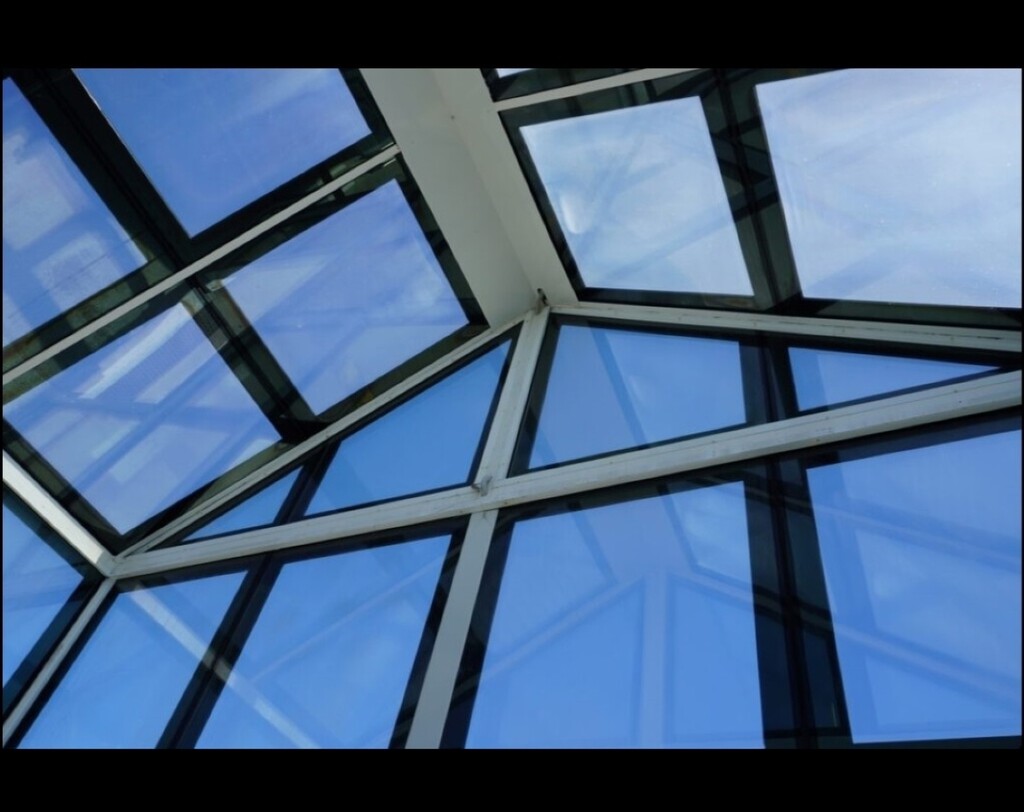 Parece de ciencia ficción, pero estas ventanas producen electricidad siendo transparentes: así es el vidrio solar Gen3 
