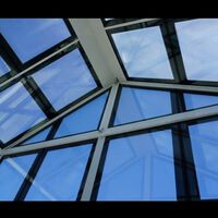 Parece de ciencia ficción, pero estas ventanas producen electricidad siendo transparentes: así es el vidrio solar Gen3 
