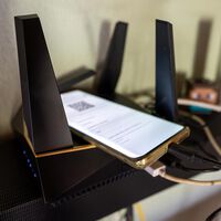 El USB de mi router resultó ser más útil de lo que creía: solucioné un problema con la fibra usando un móvil viejo