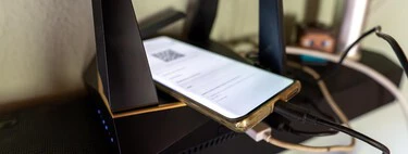 El USB de mi router resultó ser más útil de lo que creía: solucioné un problema con la fibra usando un móvil viejo