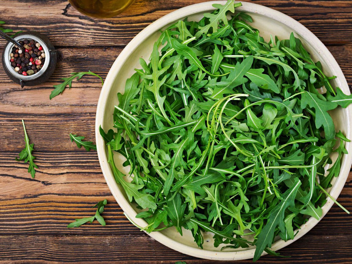 Qué es la rúcula: propiedades, beneficios y cómo usarla en la cocina con  cinco recetas más allá de ...