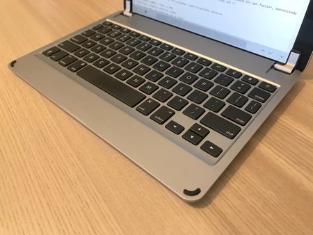 ヒンジの形状により、キーが iPad の画面から遠くなり、キーボードの先端を使用するのがより不快になります。