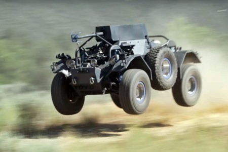BJ Baldwin y su "The Ferret" V8 nos demuestran que no todos los vehículos militares son lentos