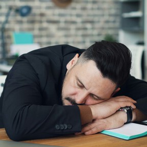 El que hace difícil lo simple existe en toda oficina: así identificar al compañero Tipo B (o asumir que eres tú)