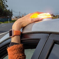 Puedes conseguir esta luz V16 conectada a la DGT, antes del 2026, al mejor precio