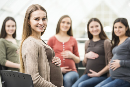 Asistir a clases prenatales en grupo ayudaría a reducir el riesgo de parto prematuro o bajo peso en el bebé al nacer