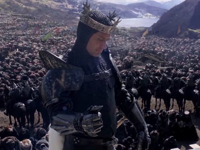 Warner lanza otro tráiler del Rey Arturo de Guy Ritchie: ¿un inevitable fracaso?