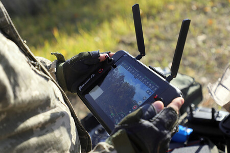 Controle remoto na mão de um soldado.