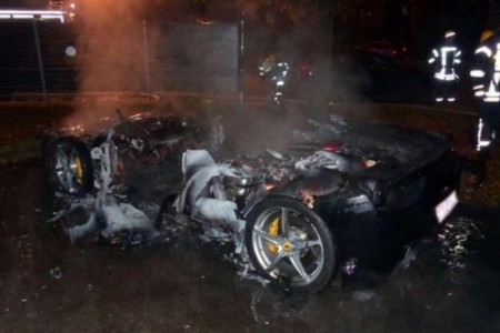Papá, incendié el Ferrari 458 para que me compres un 488 GTB