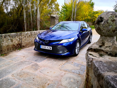 Toyota Camry, el nuevo híbrido sedán que no descarta la montaña 