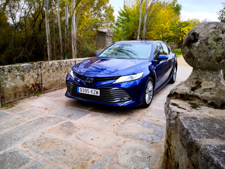 Toyota Camry, el nuevo híbrido sedán que no descarta la montaña