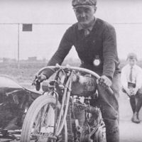 Con gorros de lana y a 150 km/h: así corrían los pilotos de motos hace 100 años