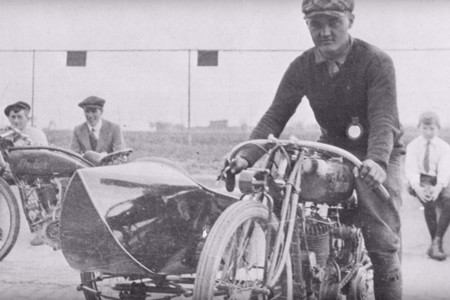Con gorros de lana y a 150 km/h: así corrían los pilotos de motos hace 100 años