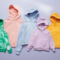 Así es la colección de sudaderas para niños de H&M creada a partir de botellas de plástico desechadas  