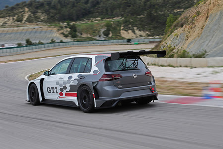 Si acudes al GTI Day podrás dar un paseo a bordo del Golf GTI TCR de 350 hp