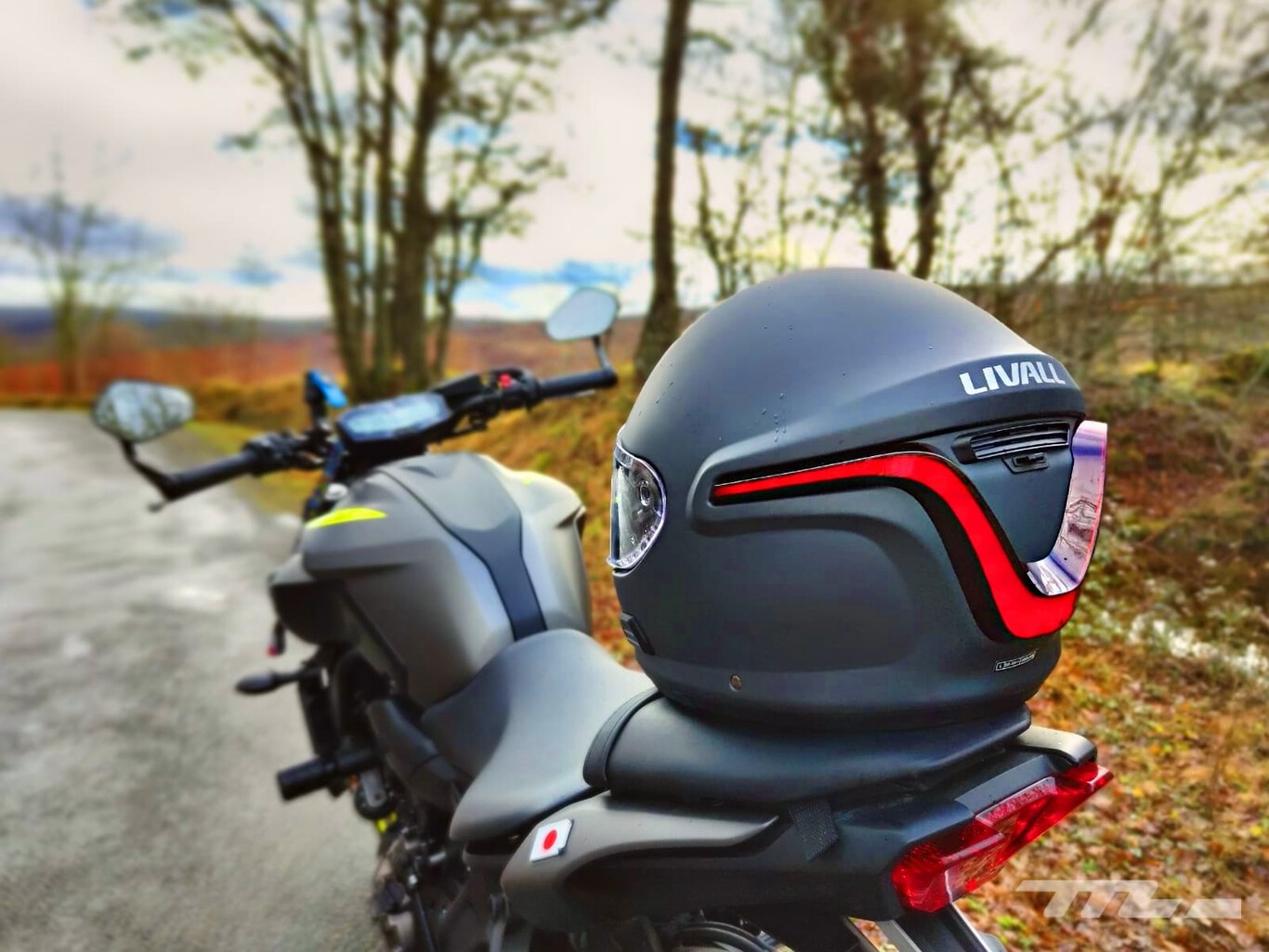 Probamos el Livall MC1: el casco inteligente y molón con muchas luces conectado a la DGT