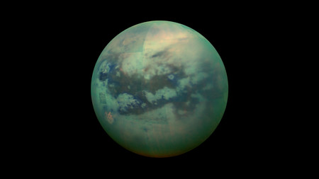 Se encuentra un tipo de molécula en la luna de Titán necesaria para la vida