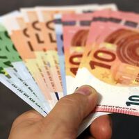 La UE abre un paracaídas para salvar al Euro y cierra una dura etapa de la crisis