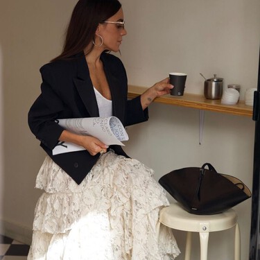 Vuelven las faldas largas de los 70s y se llevarán con botas altas en la Nochevieja 2026 