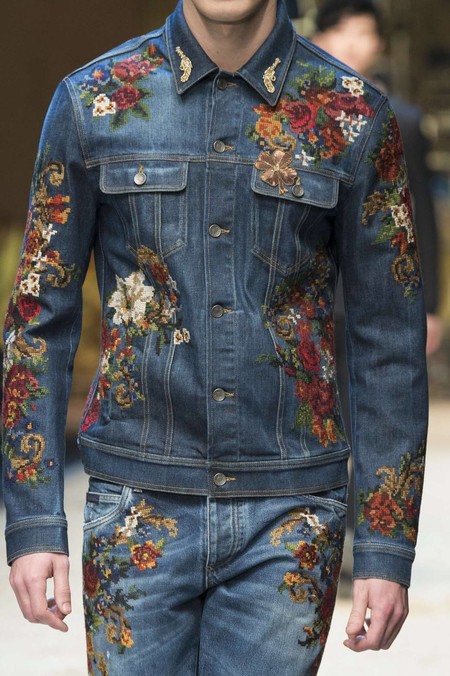 Adiós a los jeans rotos: ahora el denim se pinta de lujo con bordados para el otoño