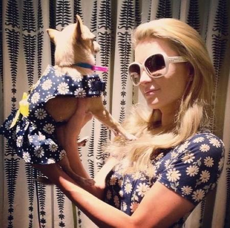 Paris Hilton ya tiene nuevo entretenimiento caro: vestidos perrunos