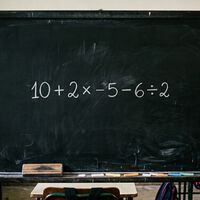 Resolva a equação 10 + 2 × 5 − 6 ÷ 2 sem calculadora: a maioria das pessoas erra na segunda etapa porque se esquece de uma regra da escola 