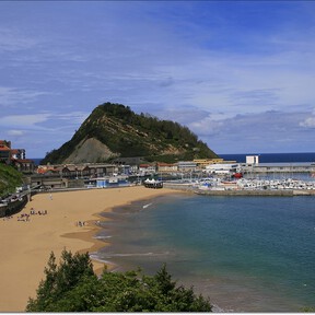 El precioso pueblo marinero que huele a brasas: una escapada entre parrillas, playas y calles medievales 