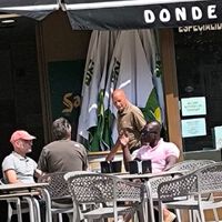 A veces para crear fake news no hace falta una imagen de la IA, sólo un señor sentado en un bar de Burgos 
