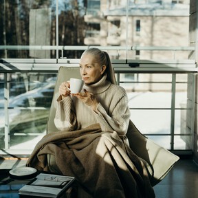 La psicología dice que los mayores de 60 sin amigos íntimos no son antisociales: solo cargaron con el peso emocional de otros demasiado tiempo 