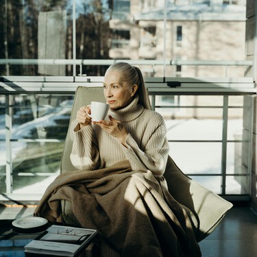 La psicología dice que los mayores de 60 sin amigos íntimos no son antisociales: solo cargaron con el peso emocional de otros demasiado tiempo 