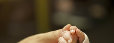 El extraño caso de Amelia, la pequeña con ictiosis laminar cuya piel se asemeja a las escamas de un pez