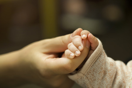 El extraño caso de Amelia, la pequeña con ictiosis laminar cuya piel se asemeja a las escamas de un pez