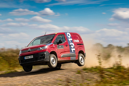 La Citroën Berlingo se calza las botas de rally para ser pilotada por Esapekka Lappi en este vídeo