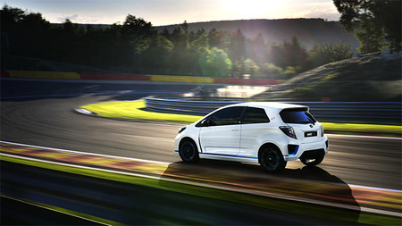 Toyota Yaris Hybrid R