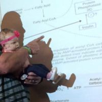 Un profesor sostiene en brazos a la bebé de una alumna que se había puesto a llorar