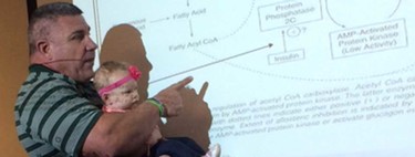Un profesor sostiene en brazos a la bebé de una alumna que se había puesto a llorar