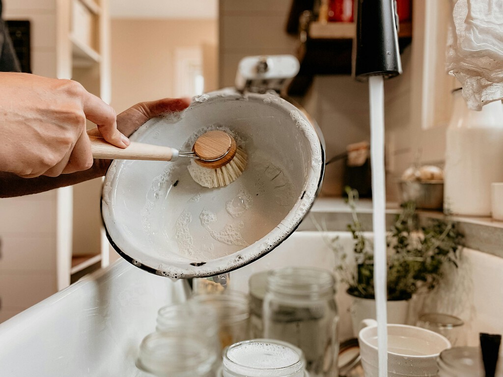 El escurreplatos ideal para cocinas pequeñas está en Leroy Merlin: aprovecha un hueco de la encimera y cabe toda la vajilla