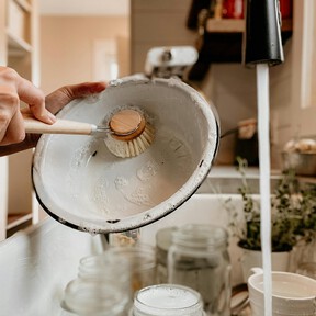El escurreplatos ideal para cocinas pequeñas está en Leroy Merlin: aprovecha un hueco de la encimera y cabe toda la vajilla