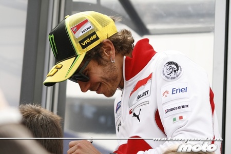 Valentino Rossi dispara contra Ducati y Barberá se cruza en el camino