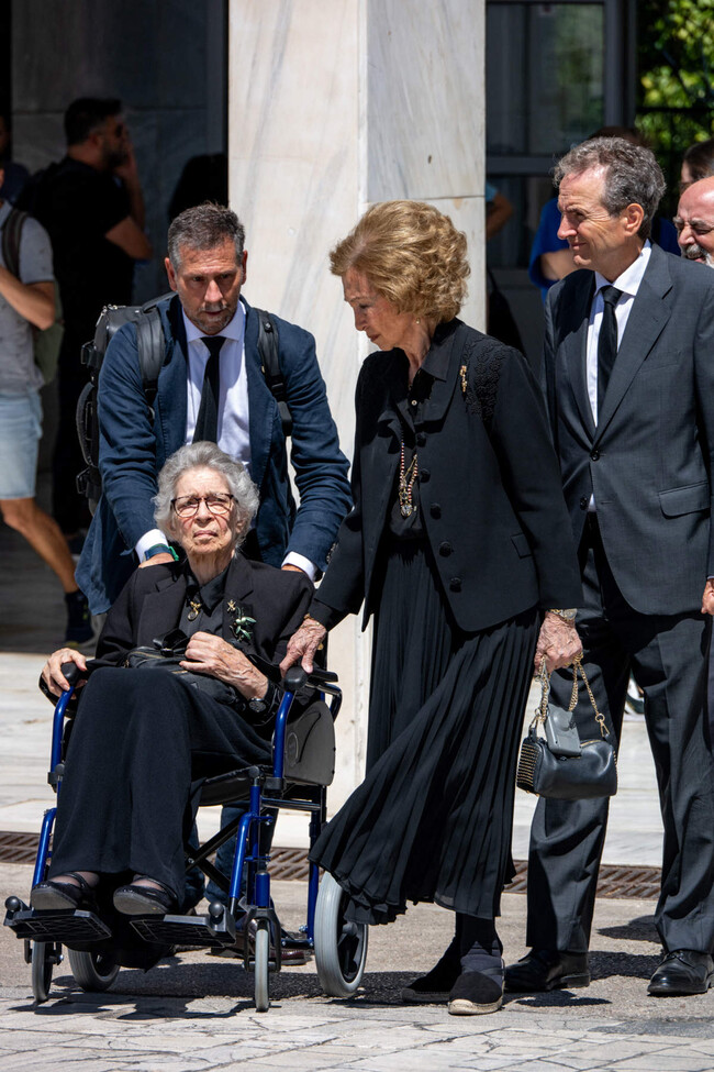 Qué le pasa a Irene de Grecia: la hermana de doña Sofía preocupa en silla  de ruedas