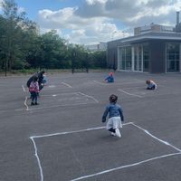 Las impactantes imágenes de la vuelta al colegio en Francia, y de cómo logran que los alumnos mantengan la distancia social