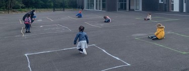 Las impactantes imágenes de la vuelta al colegio en Francia, y de cómo logran que los alumnos mantengan la distancia social