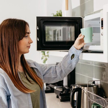 Pocos lo saben, pero calentar agua, leche o café en el microondas puede ser contraproducente y peligroso 