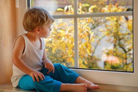 ¿Dejarías a tu hijo de cuatro años solo en casa?